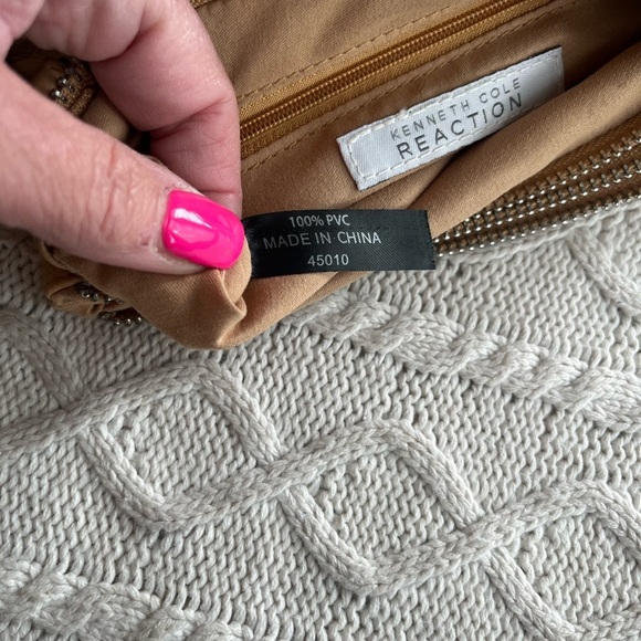 Kenneth Cole Reaction small crossbody Two Zippers plenty of Space! - Picture 9 of 14